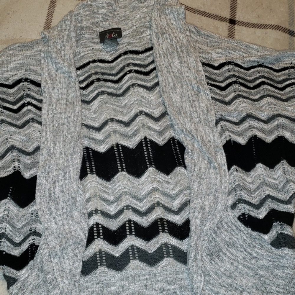 Dots gray & black shrug